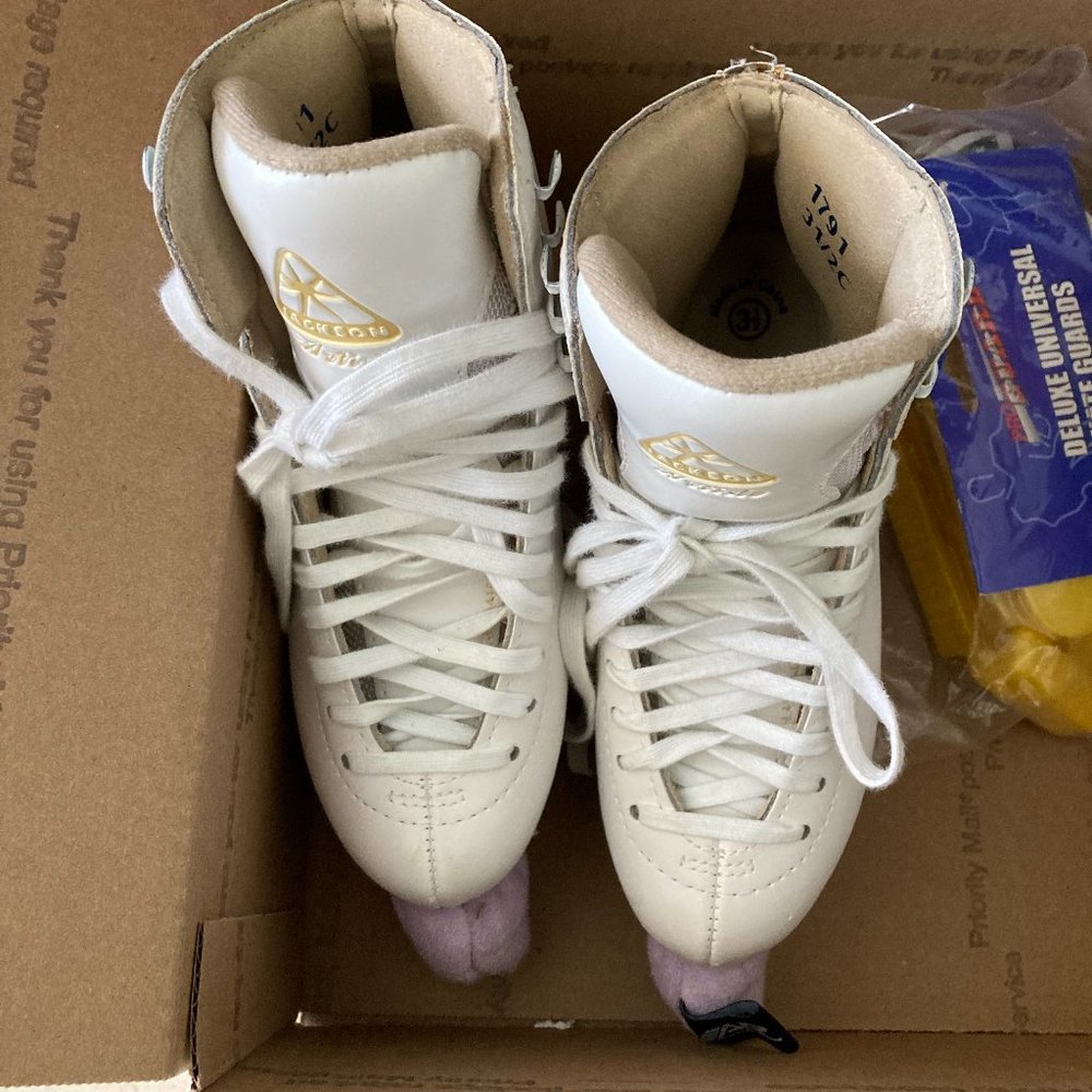 Jackson Artiste Girls Ice Skates Like New Size 3 1/2 C Brand New Skate Guards